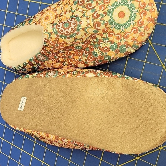 Super Soft Colorful Slippers Size 10 Brand New - Picture 2 of 4